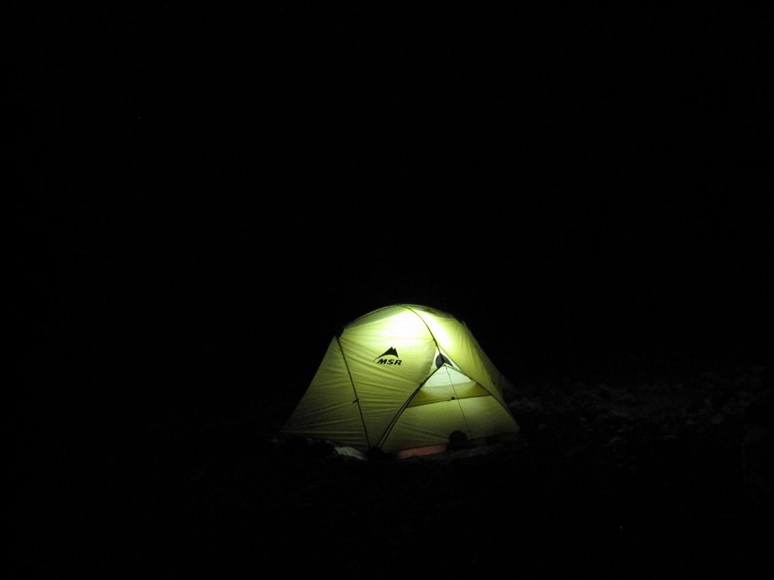 Bivouac hivernal, la Nao éclaire dans la tente