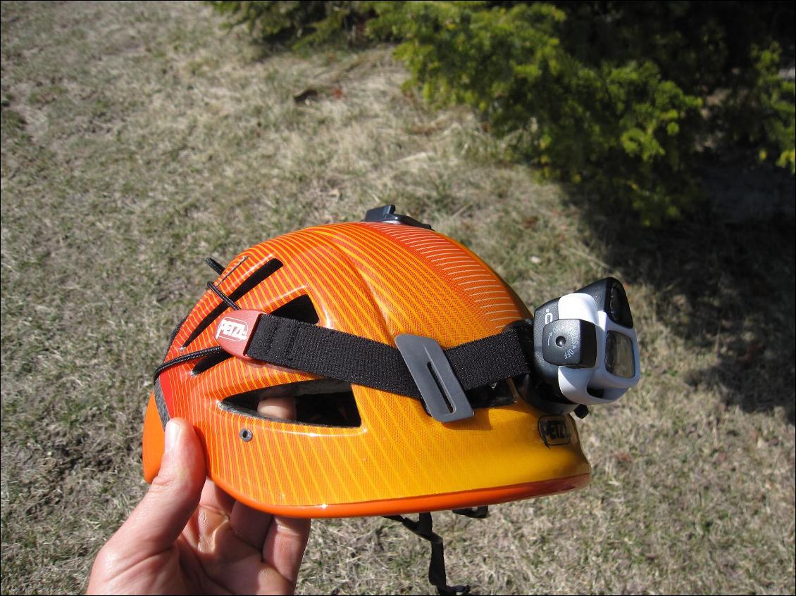 La Nao fixée sur le casque Petzl Meteor III+, au max du réglage possible