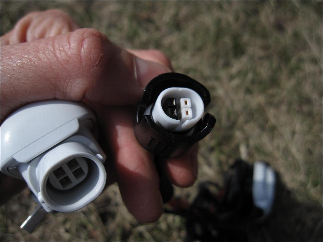 Connexion du boîtier de batterie avec la lampe