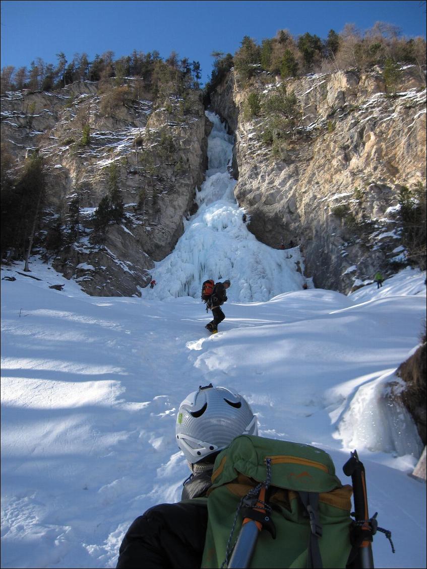 En cascade de glace, voilà bien une activité où le casque est tout le temps utile