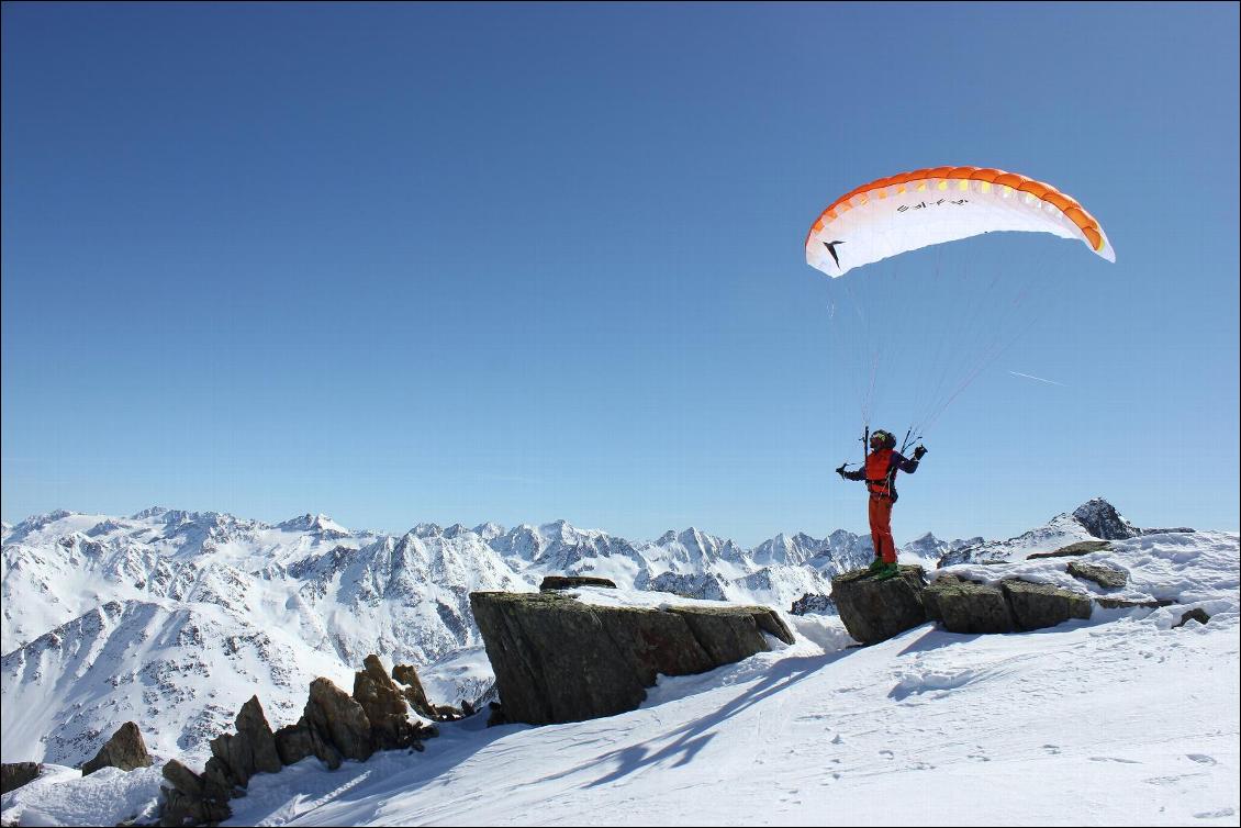 Une traversée des Alpes en speedriding et à ski