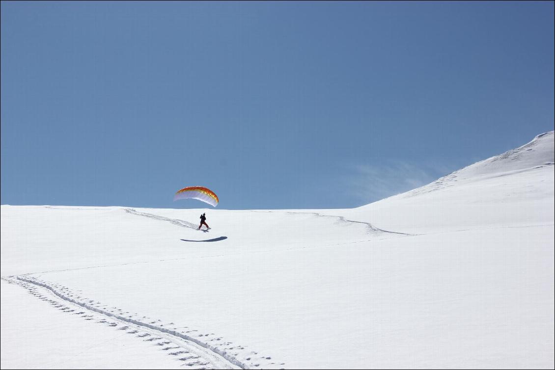 Une traversée des Alpes en speedriding et à ski