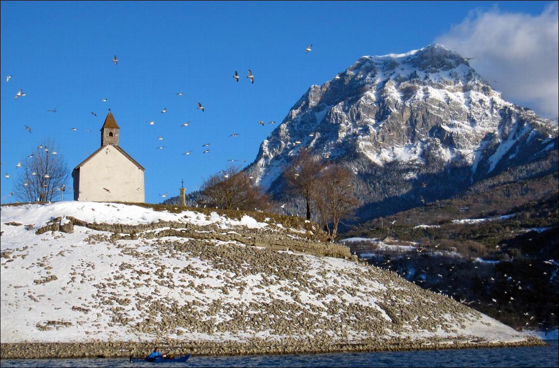 Au pied de la chapelle St-Michel, les goélands tournoient au-dessus d'Olivier.