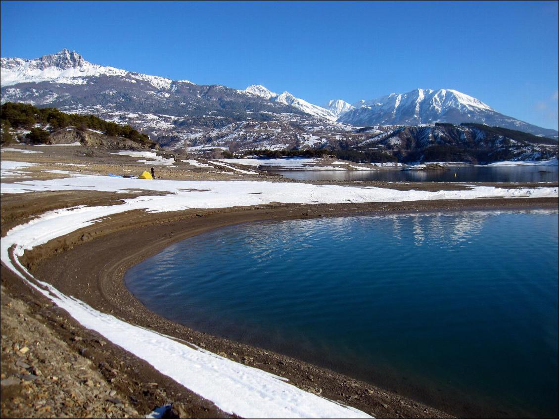 La baie de notre bivouac. Au fond à gauche les aiguilles de Chabrières ; au fond à droite le mont Guillaume.