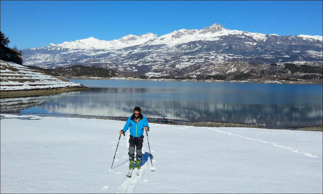 Après avoir accosté dans une combe enneigée, nous remontons la pente avec les skis de rando.