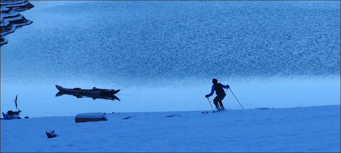 Et hop! un petit ride à ski jusque sur la grève! Amusant ce concept de ski-yak ! :-)