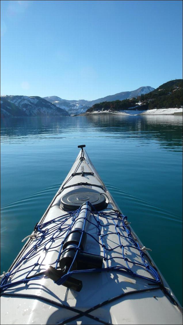 La pompe trouvera sa place sur le pont du kayak (ici sous un filet de pont).