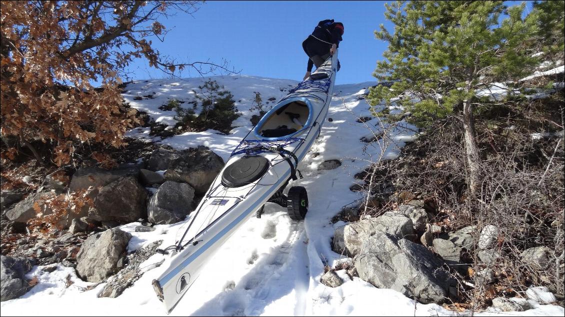 roulage sur une faible couche de neige et sur un talus raide