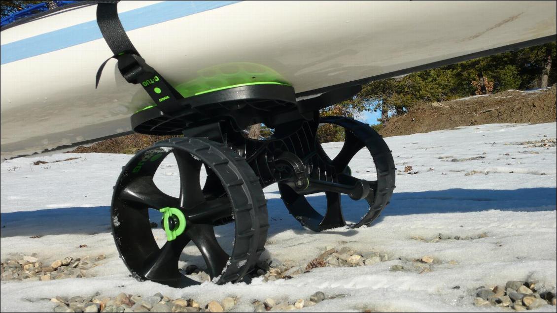 Roulage sur neige et graviers ; les roues sont sans pneus, mais avec une bande de roulement en caoutchouc.