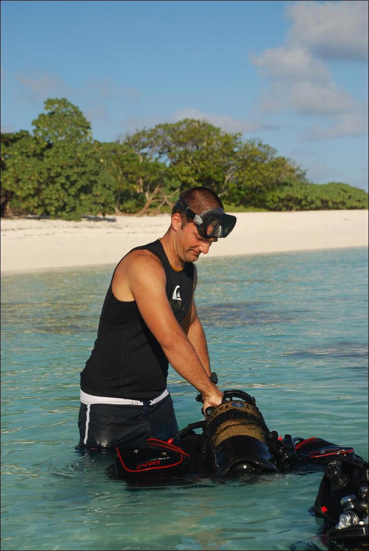 Juste avant une plongée tropicale, exploration sous-marine