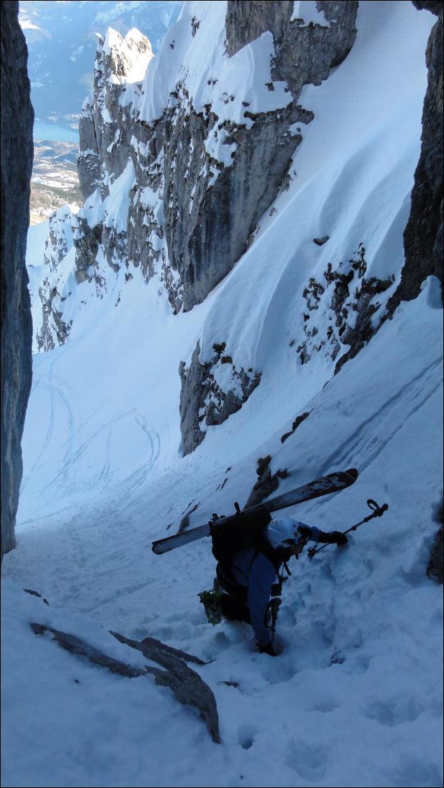 Dur dur de trouver de la neige très dure à cette époque, mais dans les couloirs on a trouvé de la neige qui était bien dure par endroits