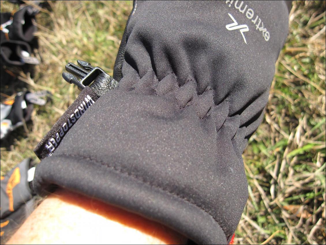 Tisse élastiqué au poignet, boucle plastique pour cliper les gants ensemble