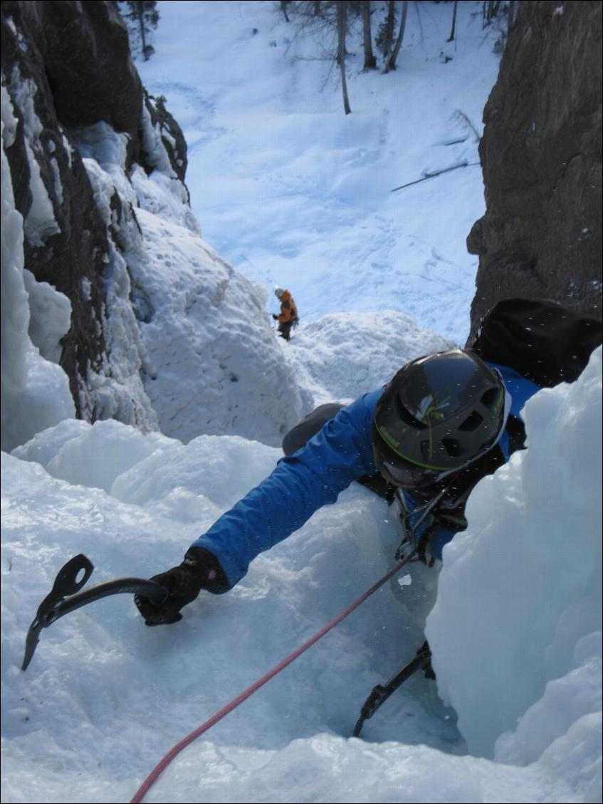 Utilisé sur une sortie cascade de glace, une activité où le casque sert souvent...