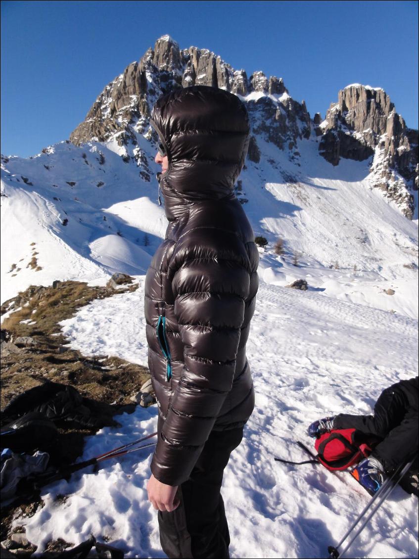 Capuche et coupe descendante sur les reins pour bien conserver la chaleur