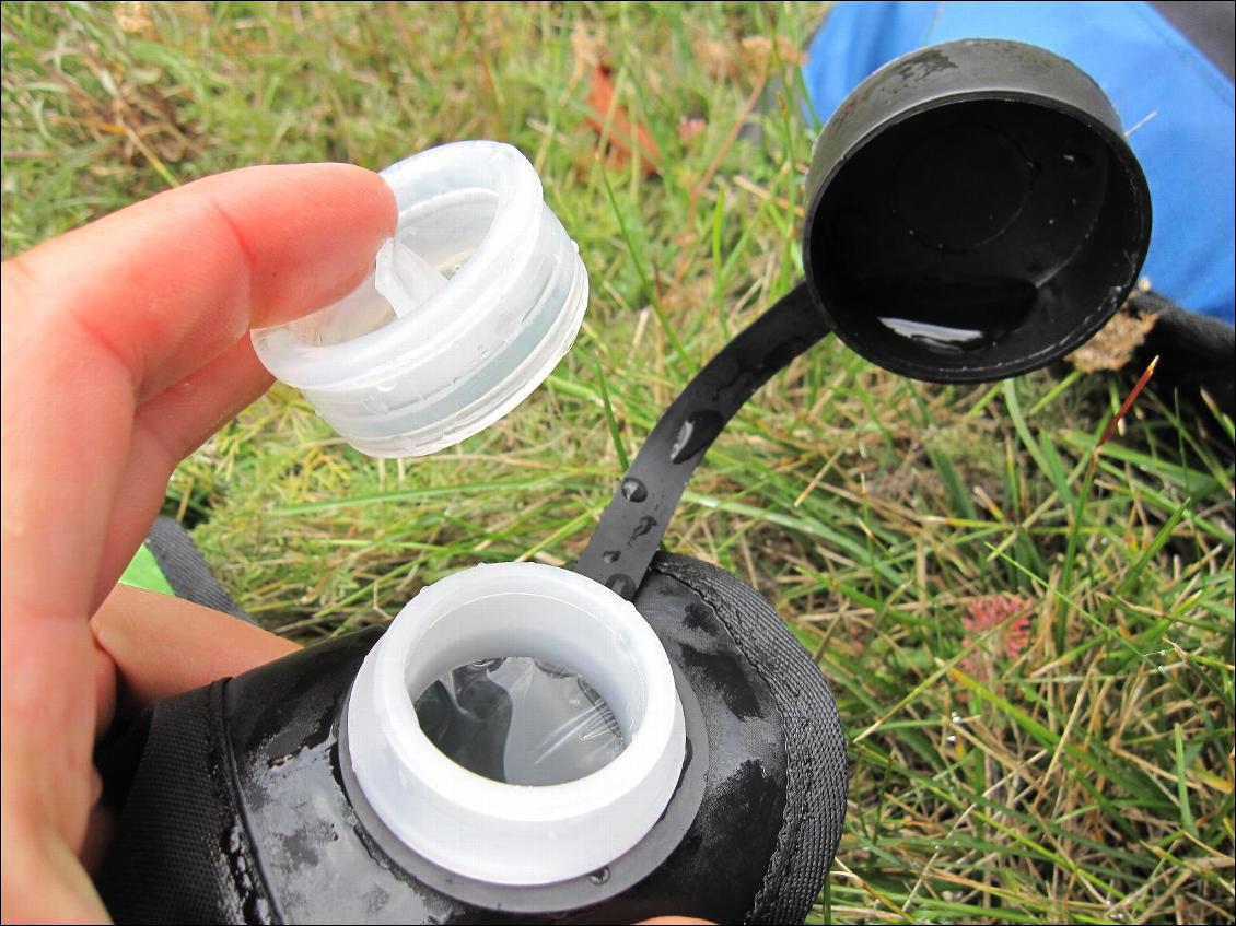 On enlève le bouchon de plastique translucide pour pouvoir remplir la vache (moins pratique qu'un bouchon à vis)