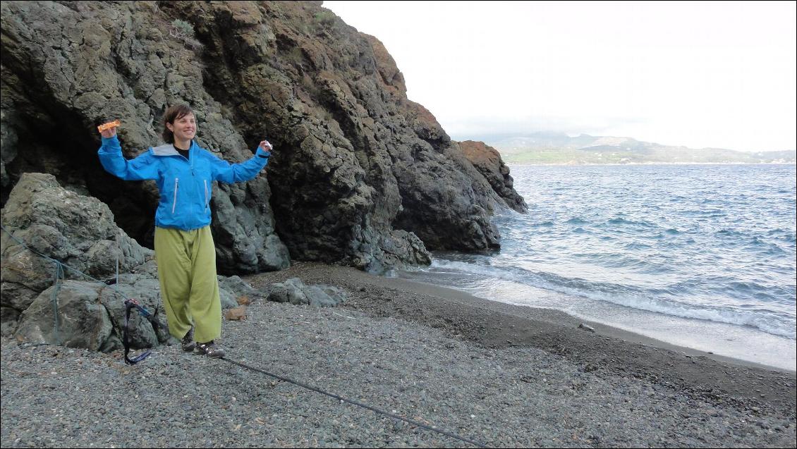 Une petite slack est tendue sur la plage pour s'entrainer pour la grande