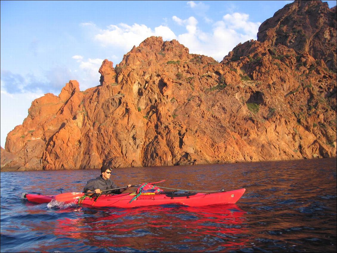 kayak de mer aux abords de la Scandola