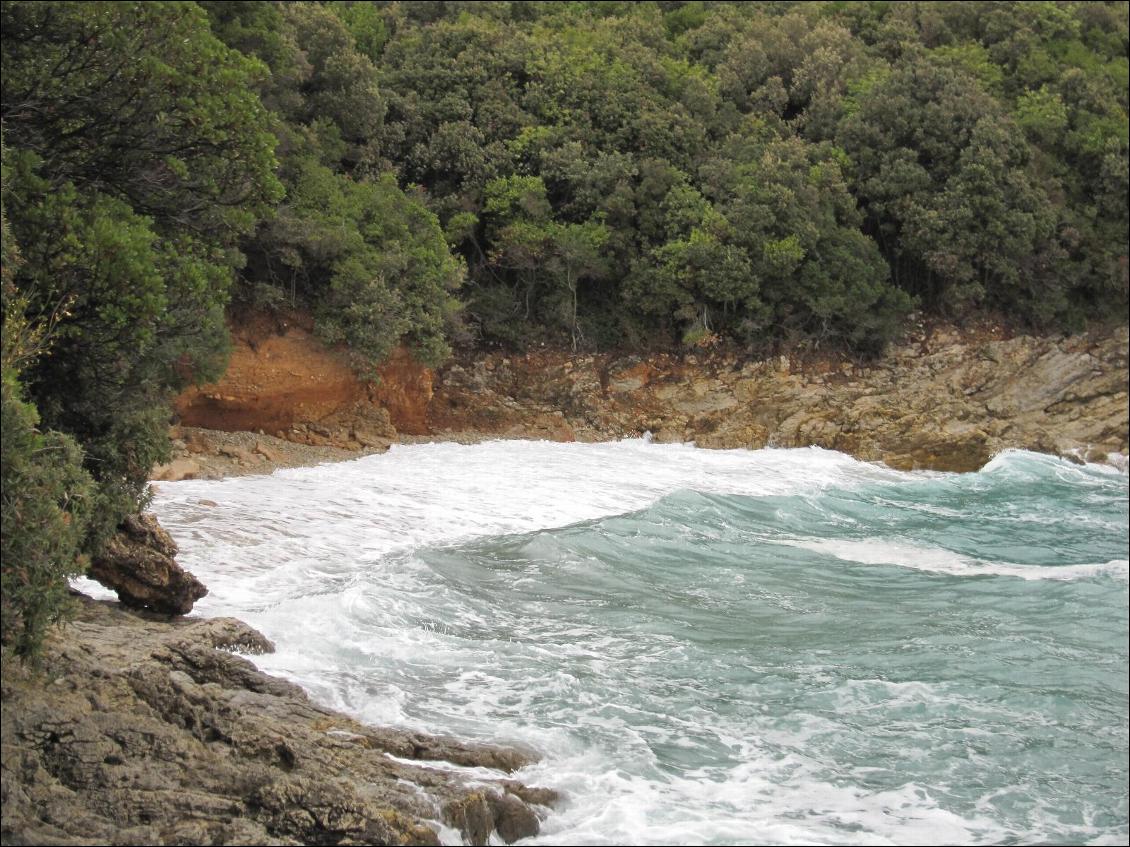 La perturbation lève une mer assez énorme qui nous mange notre plage alors que nous avions trouvé un bivouac pourtant assez abrité