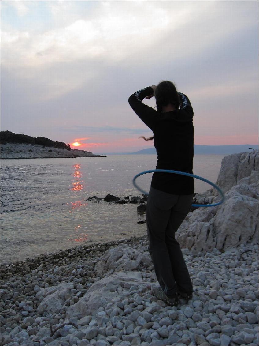 Hula hop pour se réchauffer après la baignade du soir