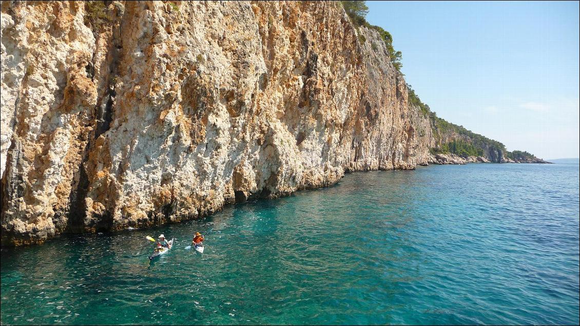 On découvre parfois du rocher superbe, déversant, sculpté, parfait pour l'escalade au-dessus de l'eau. Ici sur Hvar.