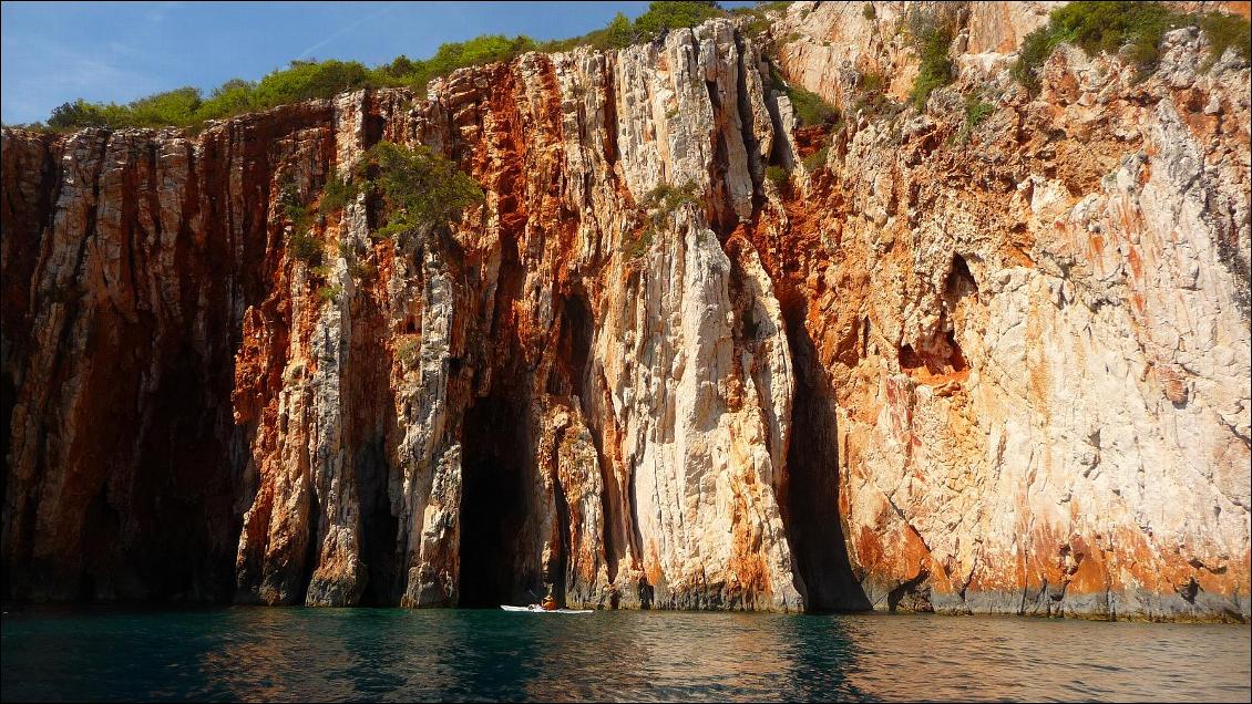 Du rocher aux couleurs magnifiques par endroits