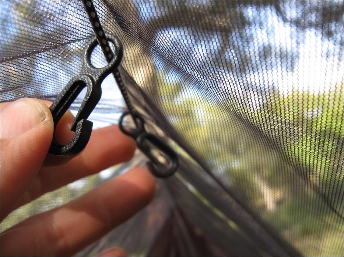 2 petits crochets coulissant sur la faîtière