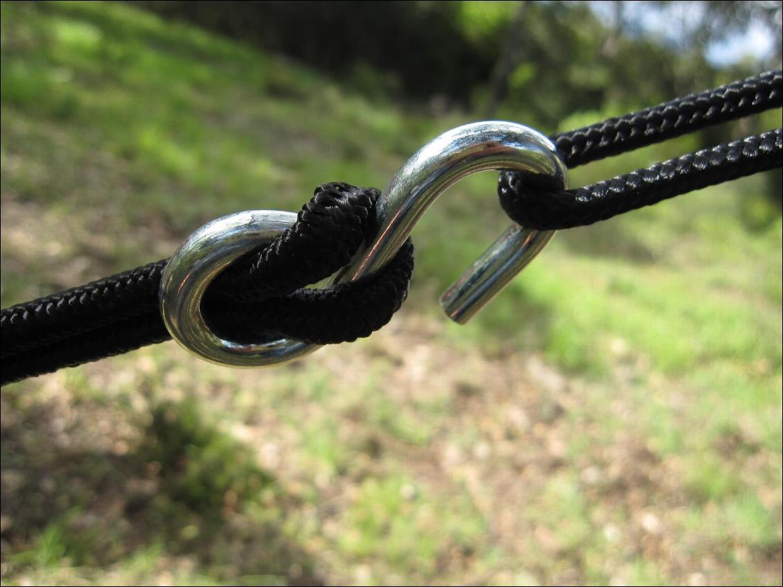 Point d'attache du hamac, le crochet permet de mettre et enlever facilement le hamac