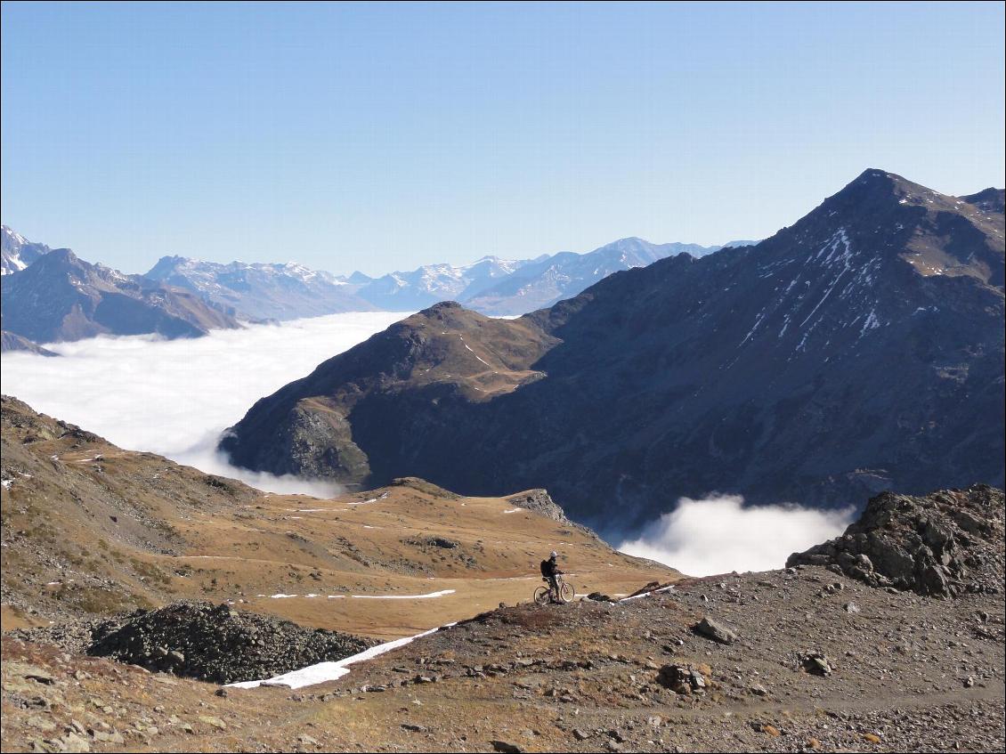 Descente depuis le sommet, nuages sur la vallée étroite