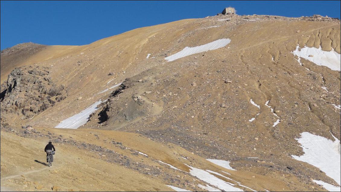 Les derniers mètres sous le sommet et sa chapelle