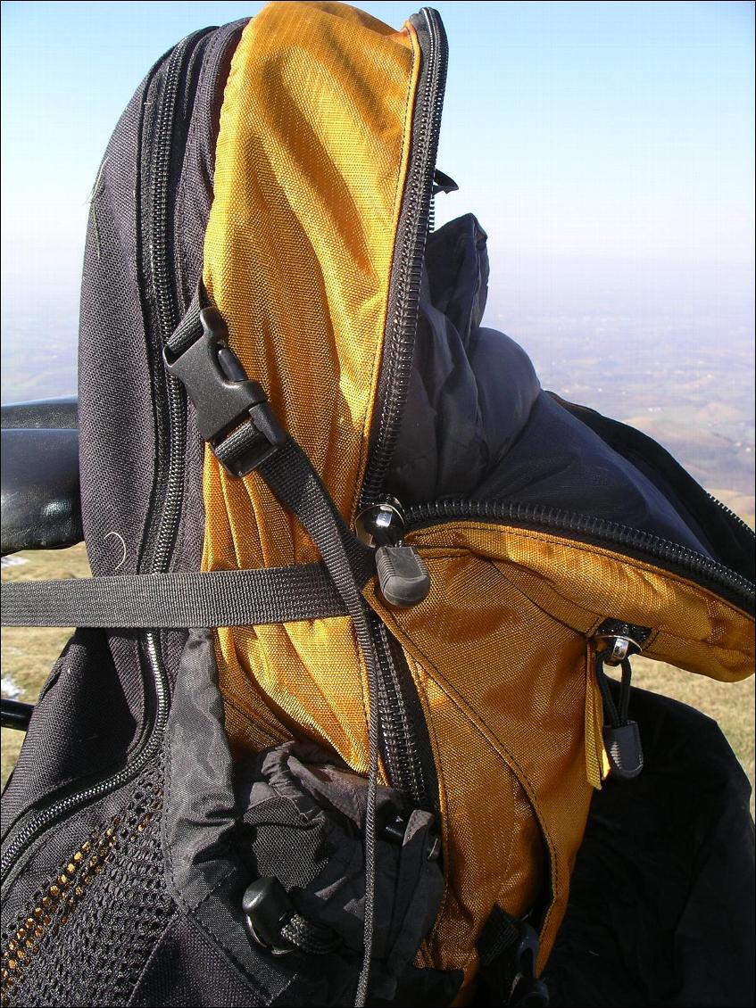 La sangle de maintien à la selle, positionnée après la glissière (pour la préserver) rend difficile l'accès au fond du sac