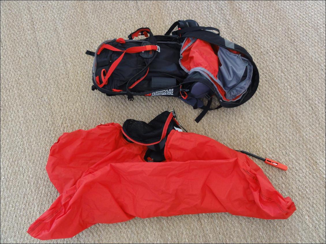 Le système airbag RAS démonté à côté du Mammut Ride 22