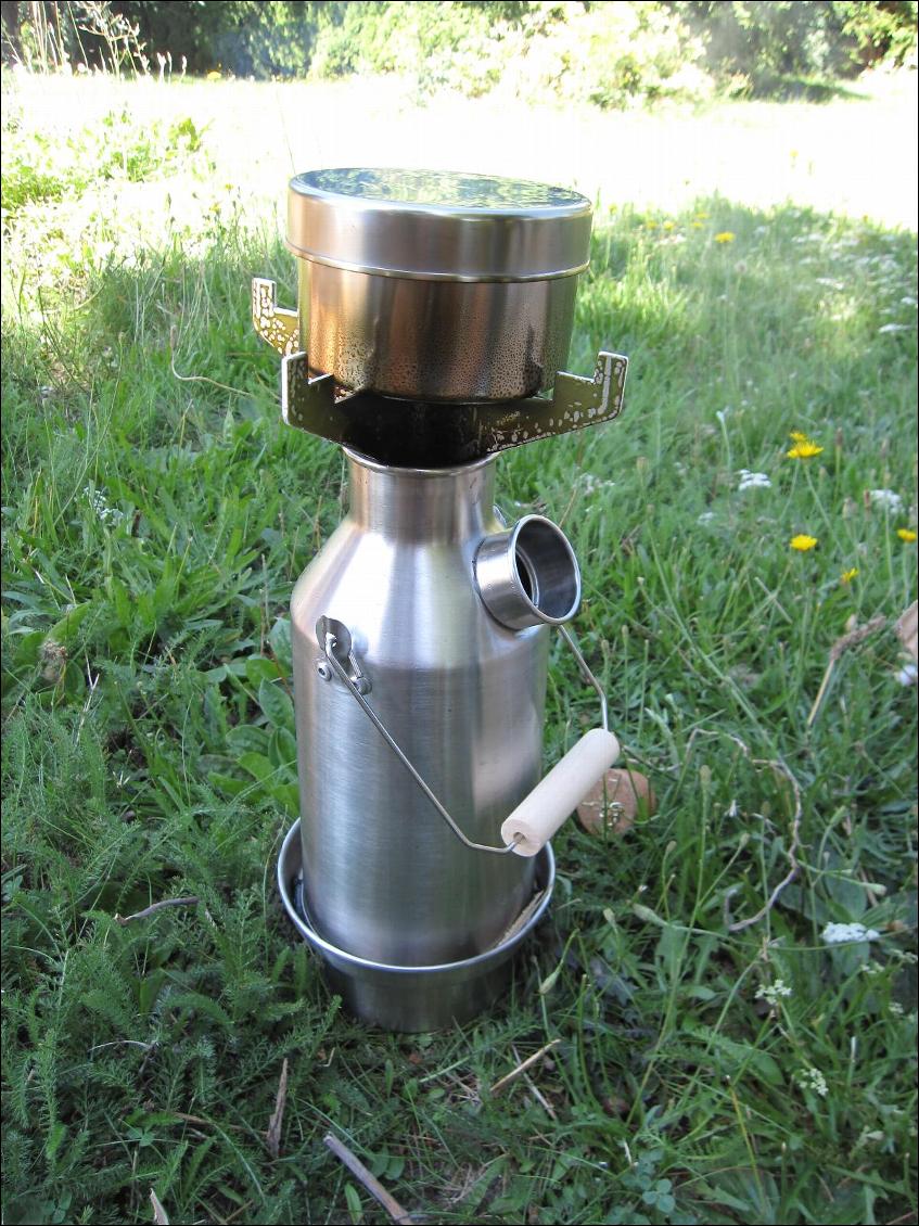 Kelly Kettle Trekker en utilisation avec le support de popote et une popote dédiée