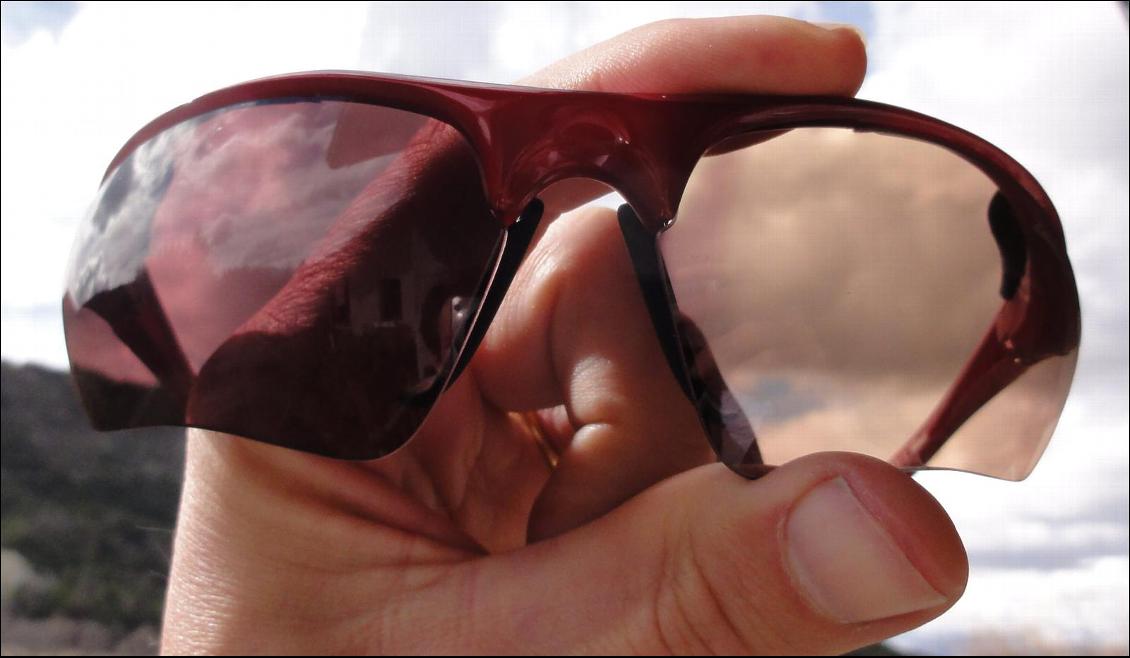 Lunettes avec verres photochromiques, à gauche verre exposé au soleil, à droite caché, mais il brunit déjà, ça va très vite