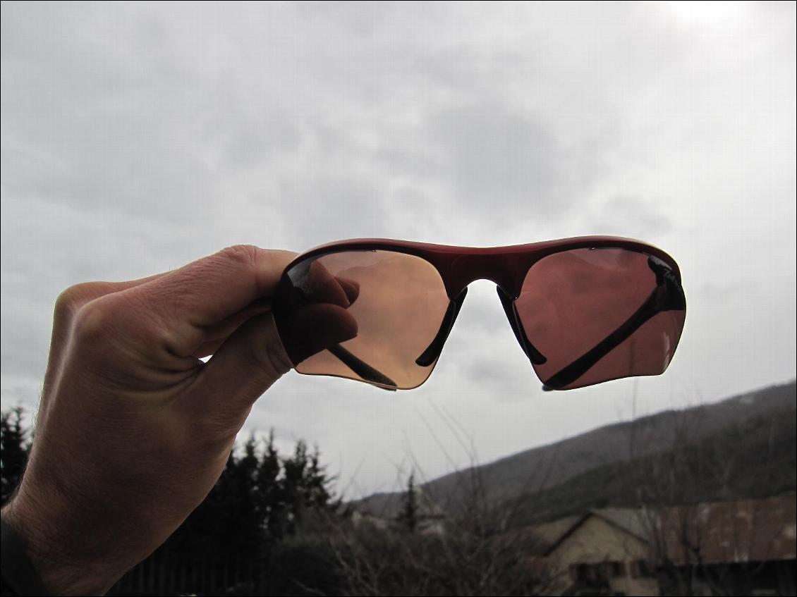 Lunettes avec verres photochromiques, à droite le verre exposé à la luminosité (ici temps nuageux mais lumineux)