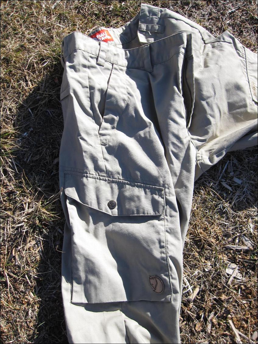 Pantalon Fjäll räven Ruaha, vu de face, et une des 2 vastes poches latérales