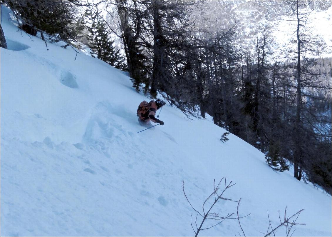 Black Diamond Drift, un tapis volant dans la poudreuse profonde (ici le skieur "lourd")