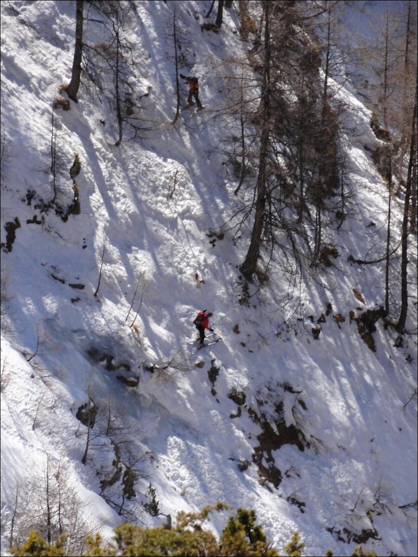 Drift en neige dure et raide, en bordure d'une cascade de glace... :-)