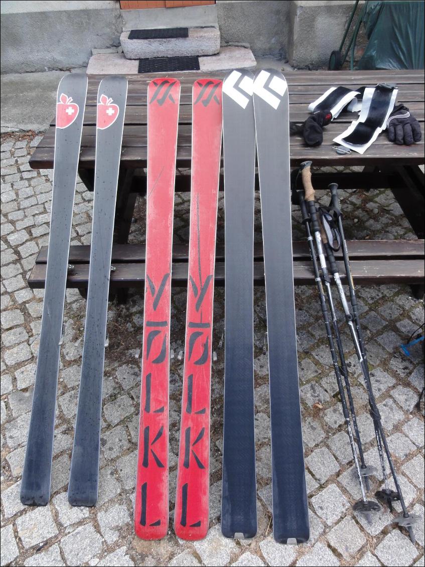 De gauche à droite, Movement Shaman, Volkl Mantra (177cm), Black Diamond Starlet (176cm)