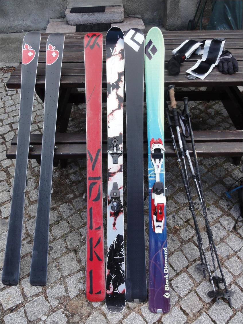 De gauche à droite, Movement Shaman, Volkl Mantra (177cm), Black Diamond Starlet (176cm)