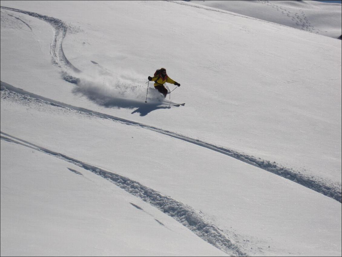 Skier avec ce type de skis en grosse poudreuse est vraiment magique, pas besoin de chercher de la grosse pente, on vole au-dessus là ou avec des skis aux cotes classiques on enfonce jusqu'aux genoux et on n'arrive plus à avancer