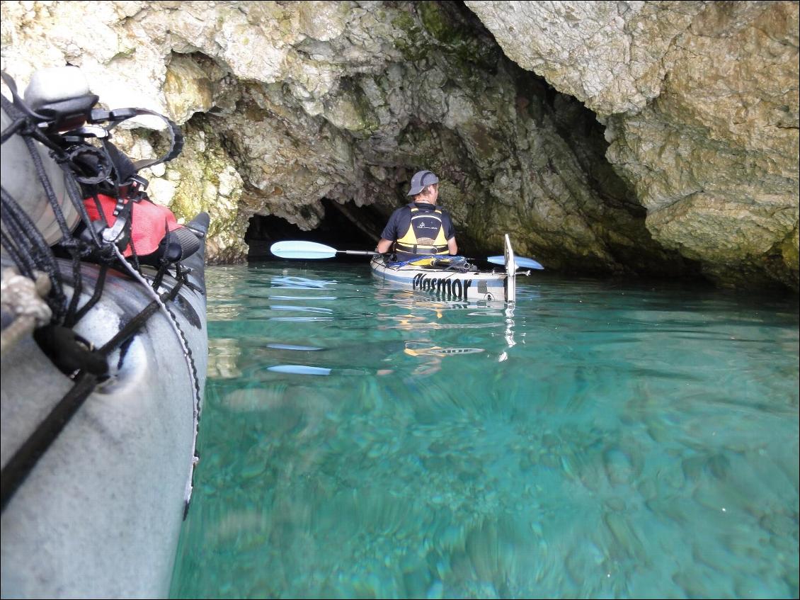 Beaucoup de grotte le long de ces côtes