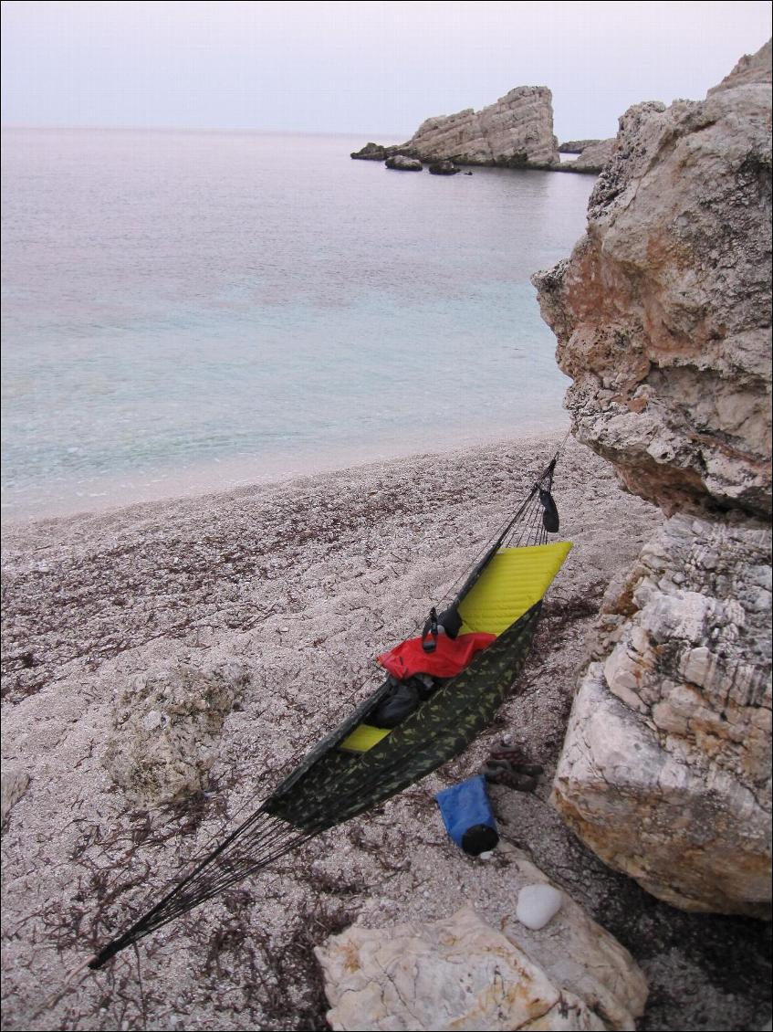 Encore un peu de bricolage, ici entre des rochers, pour arrimer les hamacs.