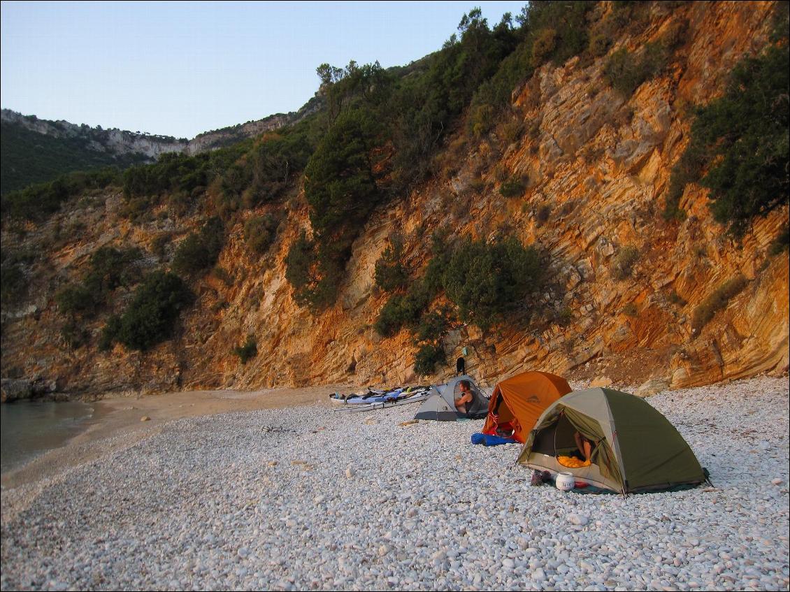 Bivouac tranquille. Les Grecs sont bien cool de ce point de vue là.