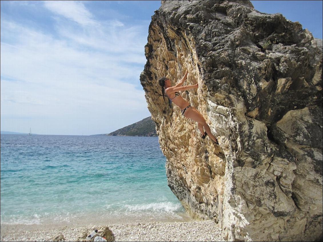 Un joli bloc plein de calcite, le long de Meganisi.