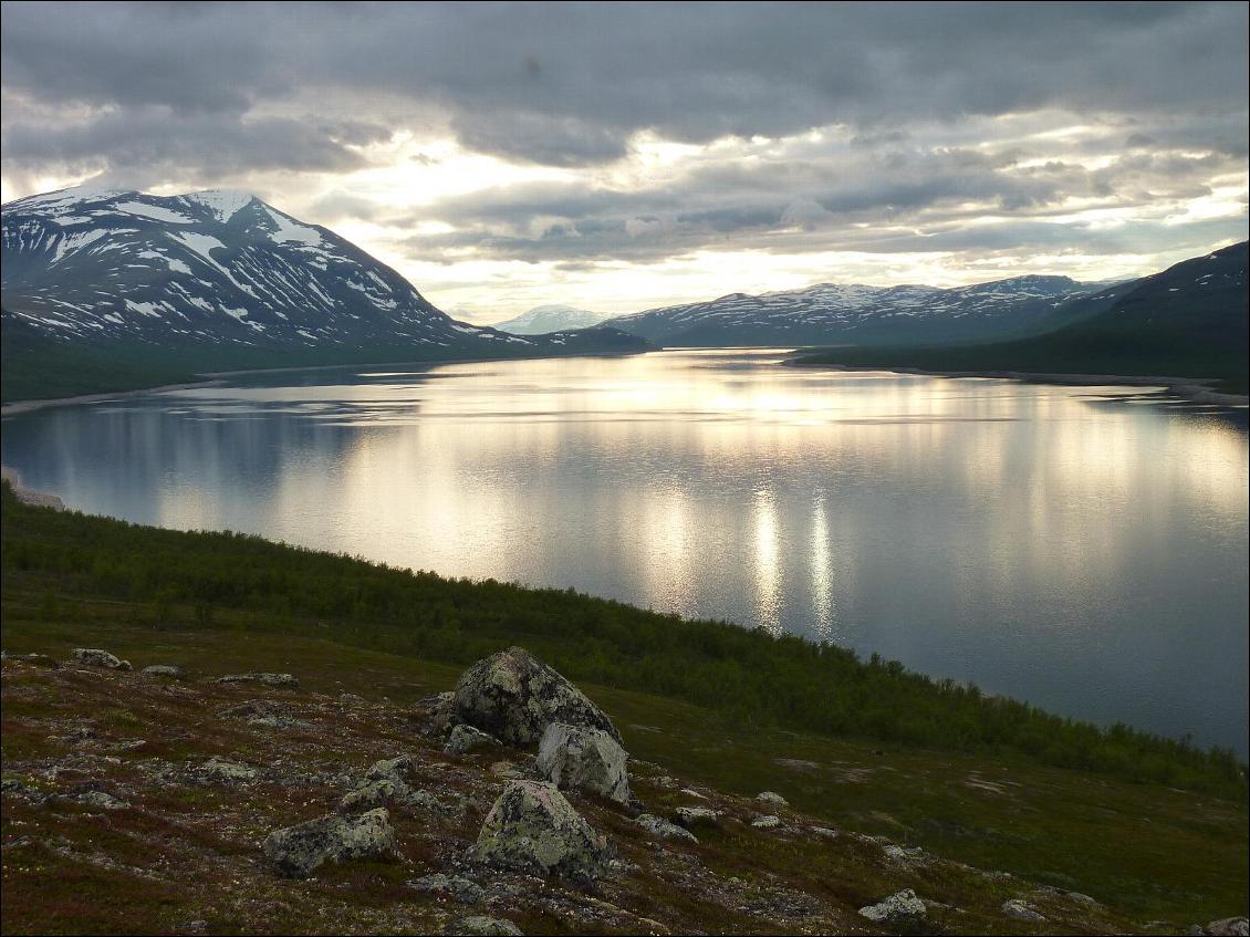 Le lac forme une longue bande