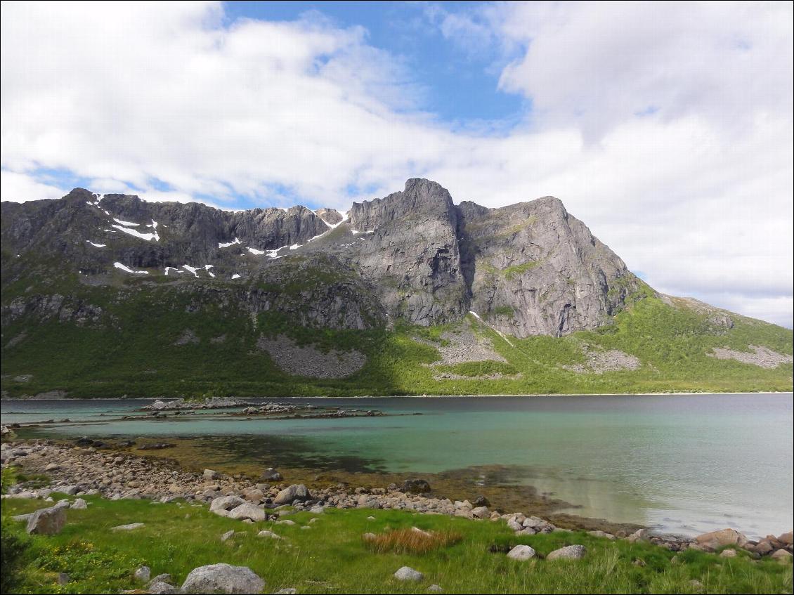 Les îles à l'ouest de Tromsø (ici Kvaløya), bien adaptées au kayak de mer. Côte en général peu accore mais avec du relief tout de même. Quelques glaciers au-dessus des criques.