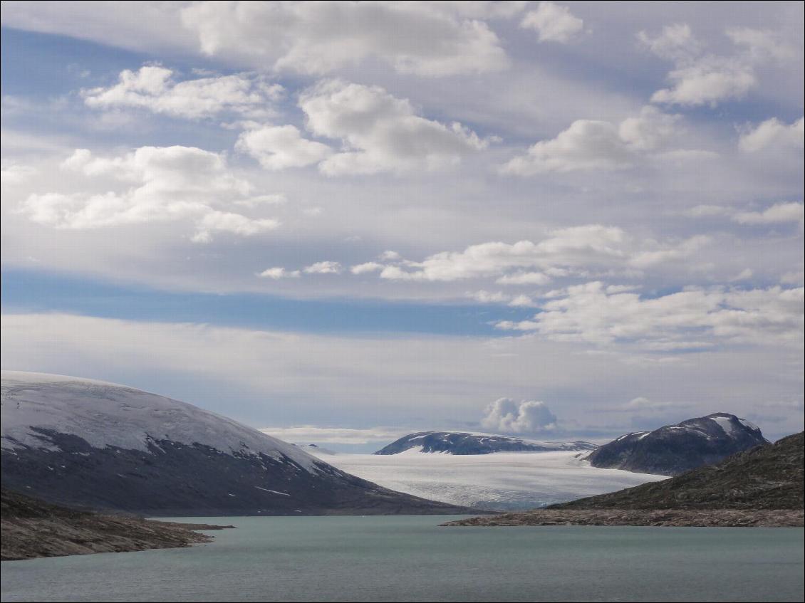 Un lac de barrage où l'on peut naviguer à côté d'icebergs. Austdalsvatnet dans le parc du Jostedalsbreen