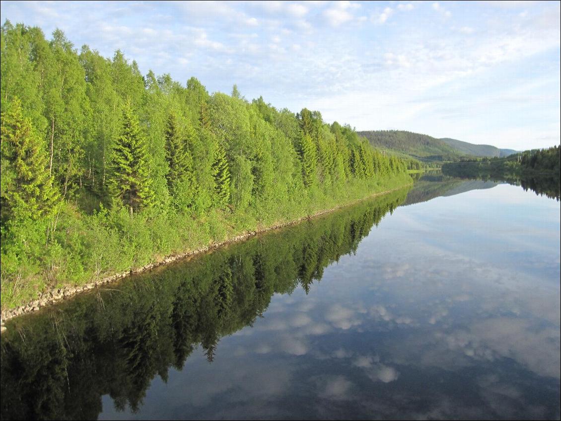 La Norvège est parcourue de multitudes de rivières (pleine de truites :-) )