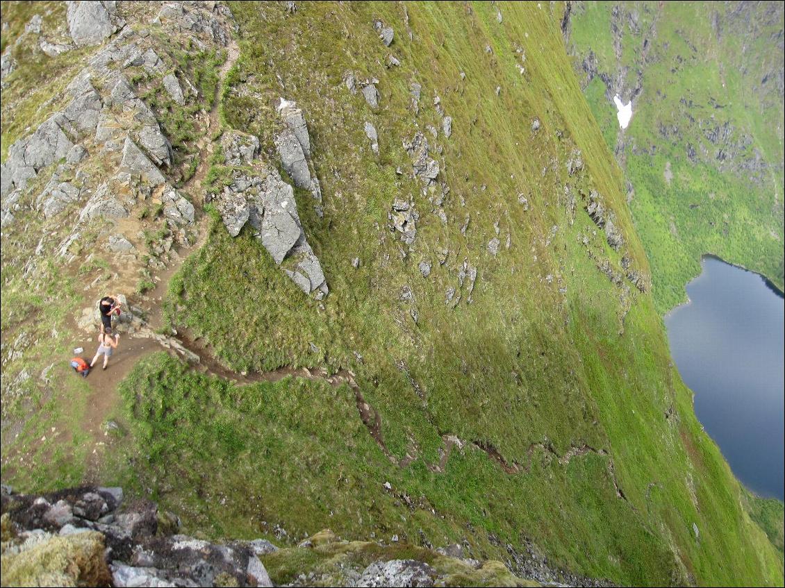 Col dans les Lofoten, raide le sentier.