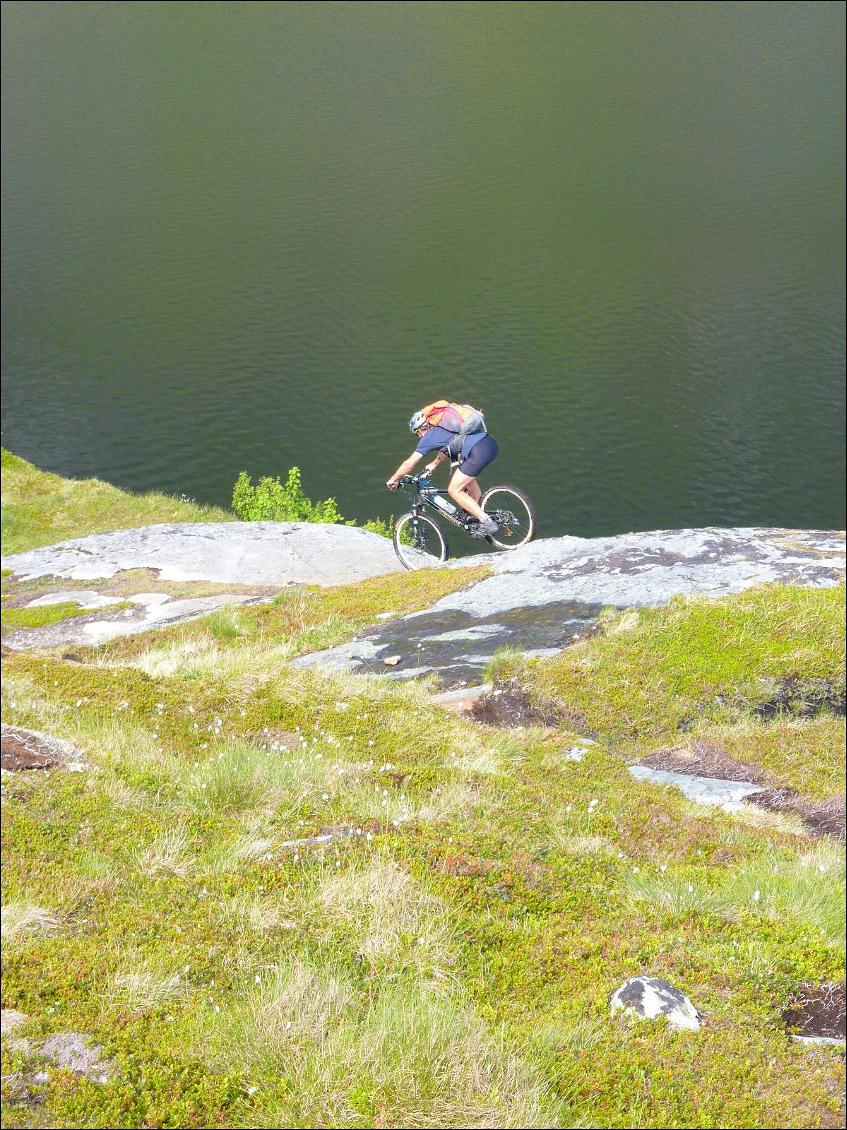 Lofoten : on a vite abandonné l'idée du VTT, les sentiers étaint vraiment difficiles sur les portions des Lofoten où nous avons tenté. (Sud)